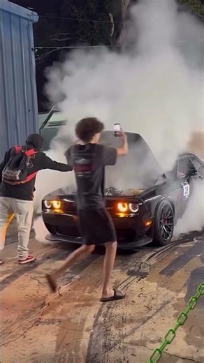 Dodge Challenger burn out ￼