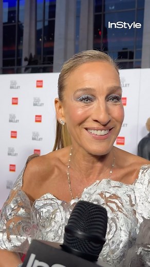 2.7M views · 26K reactions | I think @sarahjessicaparker just offered to lend me the @oscardelarenta dress right off her back? Is that cool with you, @fernandogarciam1205? The kindest and most fashionable celebrity in showbiz pays it forward at the @nycballet 勇並 | InStyle | Facebook