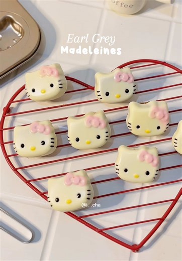 IG @i._.cha (@ichahomecafe) - hello kitty earl grey madeleines ✨ let's make hello kitty madeleines 🌝 🫶 the combination of earl grey and white chocolate is so perfect! i can't resist 🤤 📝Ingredients: (for 8pcs) 1 egg 40g sugar 20g warm milk 1.5g earl grey tea (mix well) 56g cake flour 1.5g baking powder a pinch of salt 55g melted butter melted white chocolate food colouring for coating instruction: 1. mix egg with sugar, whip it using a whisk until combined. add in the earl grey milk, flour, s