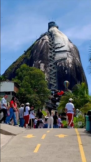 🇨🇴 GUATAPE, COLOMBIA | FULL TRAVEL GUIDE OF COLOMBIA'S MOST COLORFUL TOWN AND ICONIC MOUNTAIN 🇨🇴
