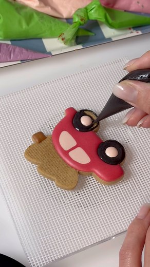 Kis piros autó, fenyővel. Little red car with a pine tree. #royalicing #royalicingcookies #christmascookies | Nyuszmák Csodasütije - Mézeskalácsok