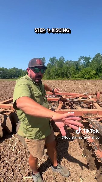 🦞Here’s some footage from last year after we drained the ponds just before the big drought. Don’t worry, we expect to keep harvesting crawfish for a good bit longer. Luckily, this summer has been a wet one, so the season will extend longer than last year. Plus, the basin is most likely about to start booming with wild caught crawfish. Stay tuned for tomorrow where we’ll show you the smoothing process! #farming #crawfish #louisiana #farmlife