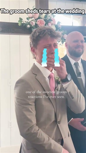 The groom saw the bride shed tears。