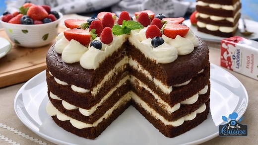 Tort turta dulce (reteta video aici: https://jamila.ro/tort-turta-dulce), un super desert perfect pentru Craciun! Are un blat super pufos cu gust de turta dulce si cea mai fina si mai gustoasa crema. Nu are nevoie de insiropare si e de-a dreptul minunat! Cu aceasta ocazie, vreau sa va anunt ca LaDORNA organizeaza un super concurs unde puteți participa pentru a castiga premii minunate. Tot ce trebuie sa faceți este sa intrati pe pagina lor si sa incarcati, in sectiunea de comentarii a postarilor 