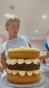 my favourite thing to do, decorate cakes…🥰🍓🍰 #jellycat #jellycatcake #cake #cakes #birthday #birthdaycakes #baker #bakery #baking #cakedecorating | Beth Bakes Cakes