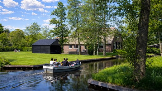 Giethoorn village walk through quiet canals (4K)