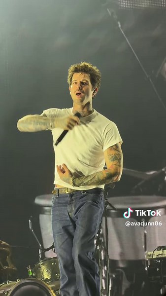 The Neighbourhood cover: Jesse Rutherford reflections concert eye contact