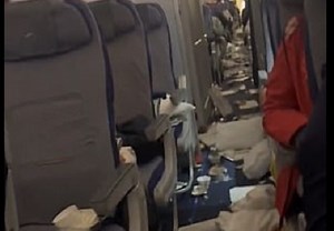 Cutremur în avion! Dezastrul provocat de turbulențe în timpul unui zbor: ”Aproape am murit”