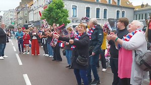 ANIMATION DANS LA RUE DE LA LAMPE. Des personnes âgées ont enregistré une chanson spéciale JO avec le CCAS. Une action réussie qui met l'ambiance avant le passage de la flamme | City LifeStyle - CLS News