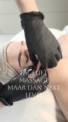 Facelift massage, maar dan next level 🤍 Wij combineren bindweefsel- en buccalmassage met de resurfacings van PF Formula — en dát maakt het verschil. De massage zorgt letterlijk voor een bak zuurstof in de huid. De doorbloeding komt op gang, afvalstoffen worden afgevoerd en je huid wordt direct Geplumpt, frisser en voller. De resurfacings van PF Formula versterken dit effect: ze verbeteren de huidstructuur, stimuleren celvernieuwing en laten je huid zichtbaar egaler en gladder aanvoelen. Maar he