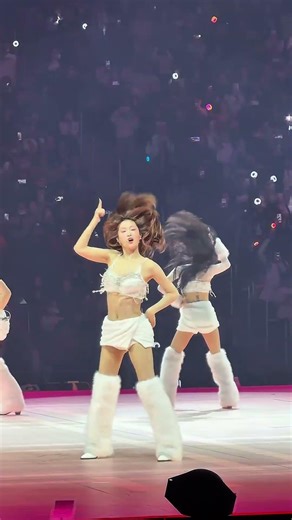 MOMO setting the stage on fire with her powerful performance #twice #thisisfor #kpop #momo #concert