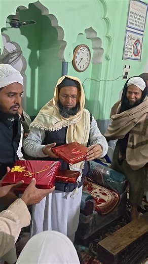 Manjhipur Jalsa | Children receiving prizes | Jamia Masjid Manjhipur