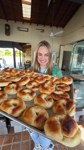 Arepita de chócolo, pandequeso recién hecho y chocolatico caliente es el sinónimo de la felicidad en Colombia.🇨🇴 #desayuno #colombia #comidacolombiana