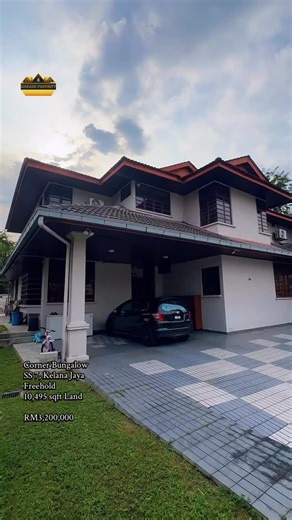 𝐒𝐨𝐦𝐞 𝐡𝐨𝐦𝐞𝐬 𝐠𝐢𝐯𝐞 𝐲𝐨𝐮 𝐬𝐩𝐚𝐜𝐞. 𝐓𝐡𝐢𝐬 𝐨𝐧𝐞 𝐠𝐢𝐯𝐞𝐬 𝐲𝐨𝐮 𝐨𝐩𝐭𝐢𝐨𝐧𝐬. 𝐓𝐡𝐢𝐬 𝐢𝐬 𝐚 𝐂𝐨𝐫𝐧𝐞𝐫 𝐃𝐨𝐮𝐛𝐥𝐞 𝐒𝐭𝐨𝐫𝐞𝐲 𝐁𝐮𝐧𝐠𝐚𝐥𝐨𝐰, 𝐒𝐒𝟕 𝐊𝐞𝐥𝐚𝐧𝐚 𝐉𝐚𝐲𝐚. ✨ Freehold ✨ Huge 10,495 sqft land ✨ 7 1 Bedrooms ✨ Mature fruit trees ✨ Opposite KGNS Golf Club ✨ Prime SS7 location Perfect for: ✔ Large families ✔ Rebuild / extend dream home ✔ Buyers who know land is king 💰 𝐑𝐌𝟑.𝟐𝐌 (𝐛𝐞𝐥𝐨𝐰 𝐦𝐚𝐫𝐤𝐞𝐭 𝐯𝐚𝐥𝐮𝐞), 𝐭𝐡𝐢𝐬 𝐢𝐬 𝐬𝐦𝐚𝐫𝐭 𝐛𝐮𝐲𝐢𝐧�