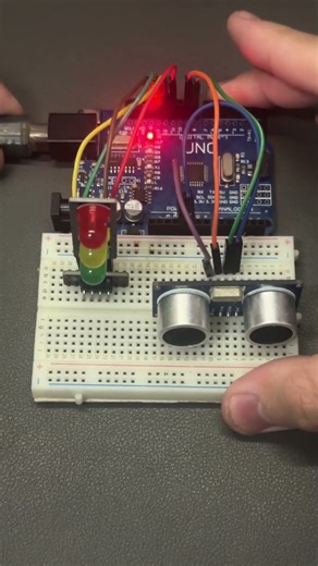 Simulated reversing radar project with an Arduino UNO #arduino #circuit #arduinoproject #maker