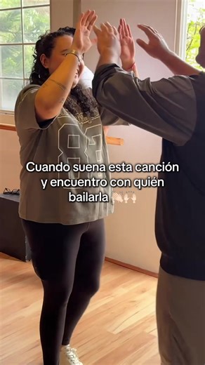 Esa sensación de bailar tu canción favorita 👏🏻🙌🏻. Cuando la música manda y el cuerpo obedece 🎶 NUEVO CURSO 📅 Domingo • 11 enero 📍 Pitágoras 35 👉 Pide info. #salsaromantica #cdmxlife #dondeircdmx #academiadebaile #baileenpareja