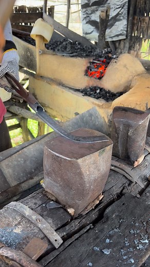 1.2M views · 255 reactions | super fast cutting method #fblifestyle #blacksmith #blacksmithing | Pande Besi | Facebook