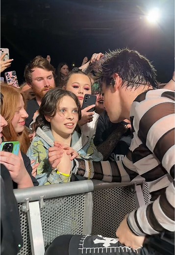 Yungblud's Live Interaction with Fans and Music Choices