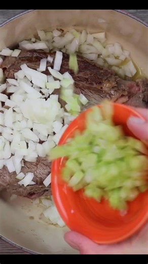 🤩 Dutch Oven pot Roast 😍 Comment DUTCHOVENBEEF and I'll DM it over! https://www.backtomysouthernroots.com/classic-baked-dutch-oven-pot-roast-recipe/ | Back To My Southern Roots
