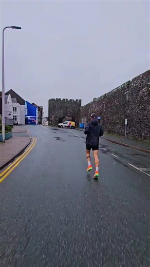 Tonight session was biblical in my Dundalk training camp today! 🌀🌬☔️🌩❄️ Had rain and wind coming from all angles but overall felt good 👌 - 20min warm up - 10 x 3mins at 3:55/km (2