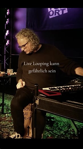 Beim Live-Looping baue ich die Musik Schicht für Schicht auf der Bühne. Manchmal läuft alles perfekt. Und manchmal braucht es einen kleinen zweiten Anlauf. Ohne Netz. Ohne doppelten Boden. Aber genau das macht den Moment spannend. #InstrumentalMusic #CinematicMusic #LiveLooping #SoundJourney #LivePerformance
