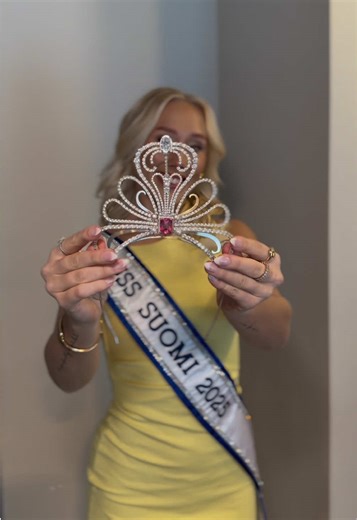 Ootko sä Miss Suomi 2026?👸🏼 Haku on nyt auki!😍 Ihan hullua, että siitä on muka jo vuosi, kun hain itse mukaan 🥹 Tuntuu, että se oli ihan hetki sitten, mutta todellisuudessa vuodessa on ehtinyt tapahtua todella paljon.🤯 @missfinlandofficial
