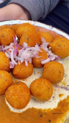 Piping hot comfort, straight from the roadside stall 🔥