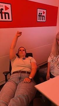 Carmen lässt sich in der Morningshow hypnotisieren