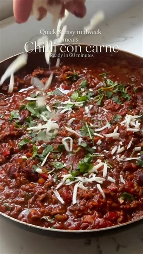 Cristy Sharp on Instagram: "This quick & highly nutritious chilli recipe is so delicious perfect for meal prep too! 🌶️ Type ‘chilli’ below if you’d like the recipe ❤️ #chilli #chilliconcarne #chillirecipe #easydinners #midweekmeals"