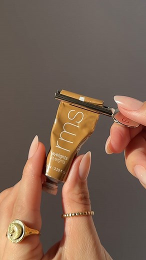 rms Beauty Eyelights Cream Eyeshadow @rmsbeauty ($26) ✨ shade: Flare 🔥 Available in 6 metallic, buildable shades, these richly textured cream eyeshadows create a luminous, light-reflective finish. It is subtle enough for daytime and buildable for dramatic effects at night. ✨ Formulated with organic green tea and natural peptide quinoa extracts, it nourishes and smooths the delicate eye skin with each wear. Also includes a reusable key you can attach to the end of the tube and twist to press eve