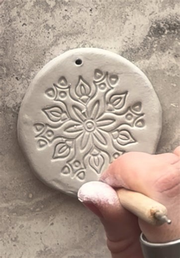Mandala wall hanging made with air dry clay 👌🏻 #handmadeceramics #airdryclay #handmadegift #airdryclayideas #handmadegiftideas