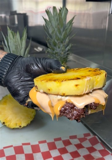 I replaced the buns with PINEAPPLE… 🍍🍔 Best burger idea ever or too crazy? 👀🔥 #FoodTok #BurgerTok #ViralFood #CrazyFood #ChefTony
