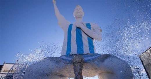 Estátua gigante de Messi na Argentina viraliza por motivo inusitado
