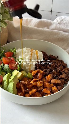 high protein hot honey ground beef bowls w cottage cheese + avocado 🤤 easy dinner, recipe below ⬇️
