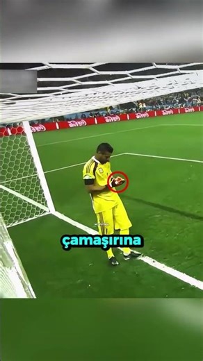 Bu kaleci erken sevindiği için neredeyse gol yiyordu 😂