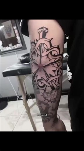 Corona de espinas tattoo ideas — blackwork patchwork Heathens
