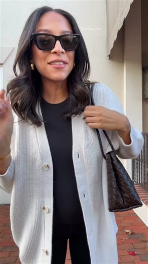 17K views · 12 reactions | ootd for workout to errands 懶 my foolproof formula for looking stylish in activewear: matching workout set, cozy layer, and lots of accessories! this athleisure outfit is perfectly casual yet chic and so comfortable. type “SHOP” to get the details on this @vuoriclothing cozy fall outfit straight to you! Also added everything to my bio! #vuoripartner | Nena Evans Blog | Facebook