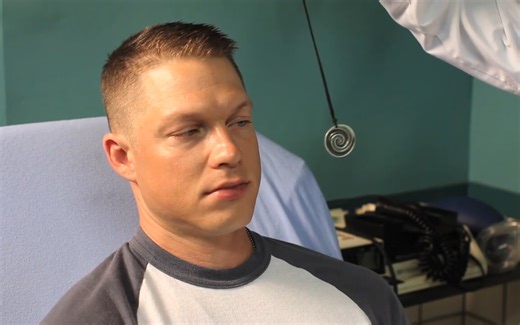 Brad因长期失眠来寻求Smith医生帮助，听从命令注视吊坠，逐渐被言语暗示催眠，最后成为言听计从的傀儡