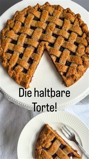 Eigentlich habe ich aus dem Rezept immer Linzer Plätzchen zu Weihnachten gemacht. Aber warum nicht mal als Linzer Torte. Sie wird mit jedem Tag besser und man kann sie durchaus mehrere Wochen lagern - nicht, dass das passiert, wenn sie da ist 😂. Teig 150 g Butter kalt 150 g Zucker 150 g Mehl 200 g gemahlene Mandeln (keine Blanchierten!!!) 1 Ei 1 TL Vanille Extrakt 1 TL Zimt Belag: 300 g Wildpreisselbeer Konfitüre (ich von d‘Arbo) Alles zu einem homogenen Teig verarbeiten. 2/3 als Boden auf Back