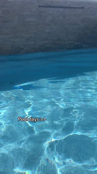 Disfrutando de un Día en la Piscina