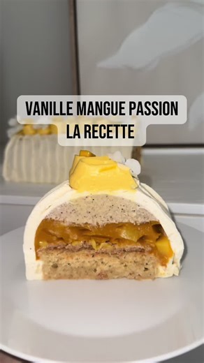 Recette de ma bûche vanille mangue passion ‼️ À faire la veille ou 6h avant Étape 1 ) Crème montée vanille gélifiée ( recette postée et filmée sur mon compte ) Étape 2) Le crémeux intense Vanille : - 2 CS de mascarpone - 180g de lait - 3 jaunes d’œufs - 60g de crème liquide 30% MG - 3g de gélatine - 2 gousses de vanille ou de la poudre de vanille Hydrate ta gélatine dans l’eau puis réserve . Chauffe ta crème lait tes gousses de vanille grattées( met les gousses aussi dans ta casserole) et fait b