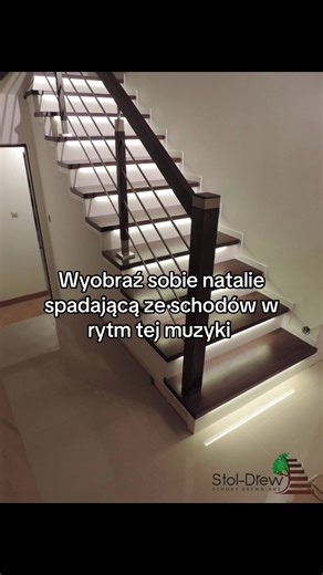 Natalie spadająca ze schodów w rytm muzyki