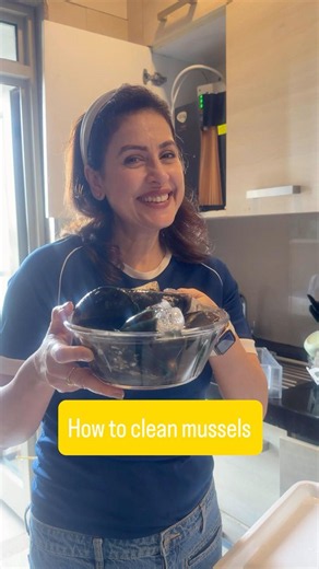 The Right and Quick Way to Clean Mussels Before Cooking! 🦪 #seafood
