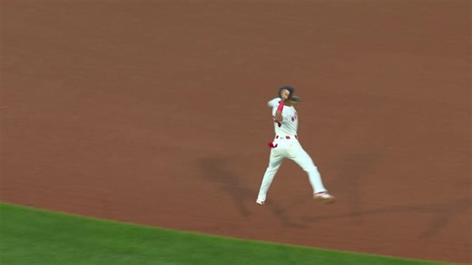 Ceddanne Rafaela salta y tira desde SS