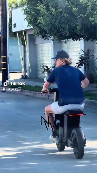 🚨 OWEN WILSON SPOTTED IN SANTA MONICA 🚨 Hollywood star Owen Wilson cruising through Santa Monica on his e-bike 🚲🌴☀️ #owenwilson #celebrity #famous #fyp #fypシ