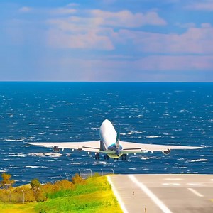 Incredible Heavy! Amazon Boeing 747 Heavy take off from short runway | IronGaming