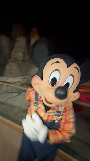 Mickey Mouse at The Garden Grill restaurant at Epcot! 🐭🍽️