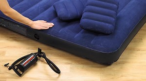 Matelas double gonflable Intex 64765 152 x 203 x 25 cm avec deux oreillers et pompe Kit Intex 64765 complet Matelas double gonflable Intex 64765 Deux oreillers gonflables. Pompe à main Un matelas gonflable est pratique à emporter avec vous pour des excursions à la nature, des voyages d'affaires, au chalet ou pour l'hébergement des invités. C'est un espace de sommeil complet, équipé d'une tête de lit confortable. Maintenant le sommeil est devenu le plus confortable! | SMART LIFE