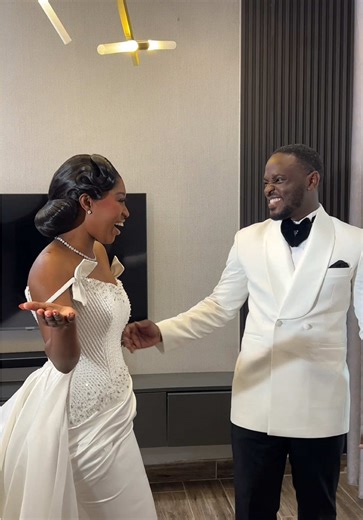 It’s how excited the Magdalene is to see her husband ❤️ Love is indeed a beautiful thing Makeup @wildcutei Hairstylist @luxlooks_by_j Planning and coordination @inieventsghana Bride Wardrop @tifa.yunus Kente @fama_kente Photography @graffitiw