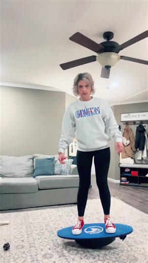 Playing around on the LakeSurf balance board jammin to Anne Wilson’s, Rain in the Rearview. I’ve set a goal to learn how to wakeboard this summer 🏄🏼‍♀️🌊